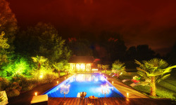 Pensez à l'éclairage de votre piscine la nuit pour avoir une piscine autant esthétique que fonctionnelle